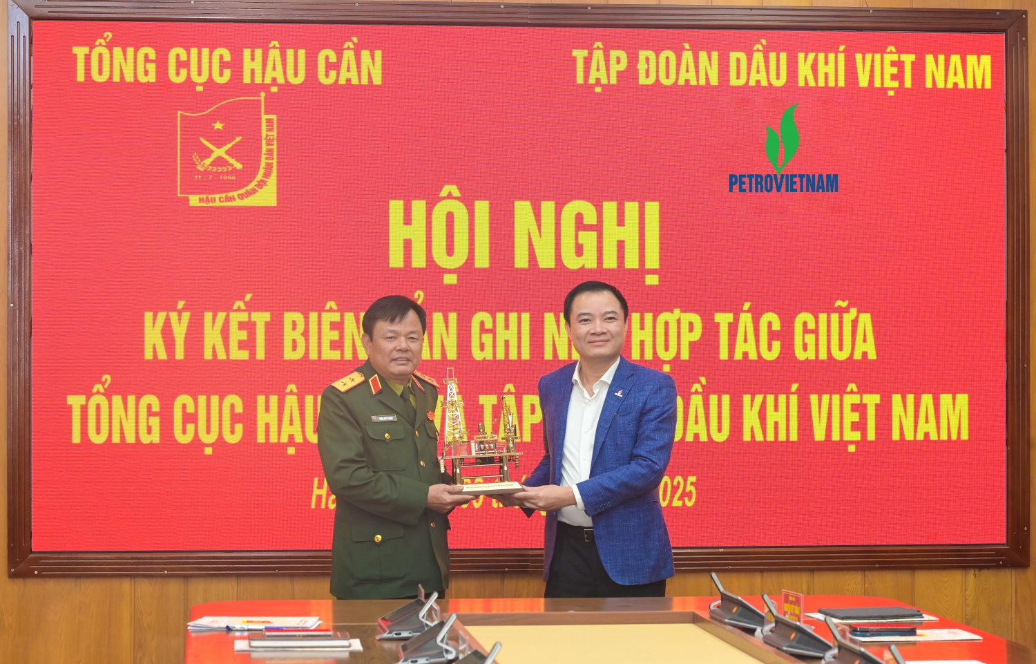 Petrovietnam ký Biên bản ghi nhớ hợp tác với Tổng cục Hậu cần Petrovietnam ký Biên bản ghi nhớ hợp tác với Tổng cục Hậu cần