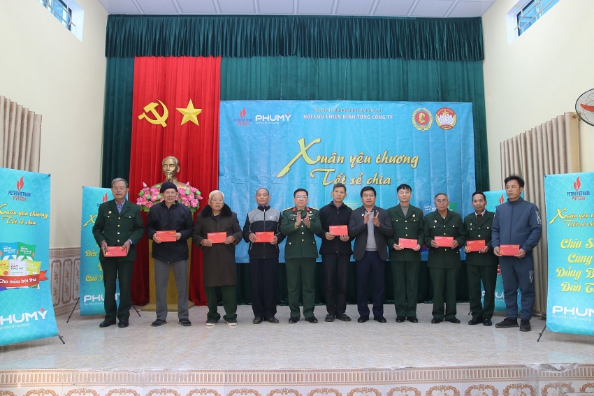 Đồng chí Trịnh Văn Khiêm trao quà Tết cho các gia đình 