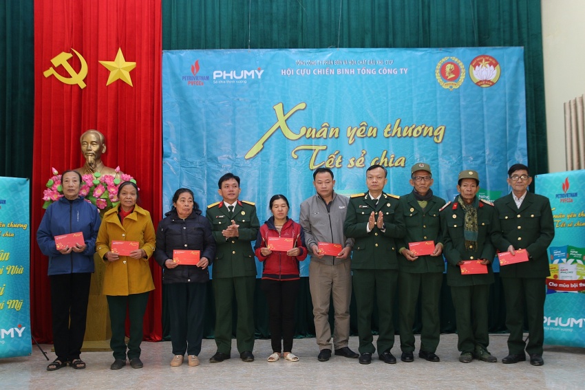 Đồng chí Lê Quang Toán gửi những phần quà trực tiếp tới các đại diện hộ gia đình