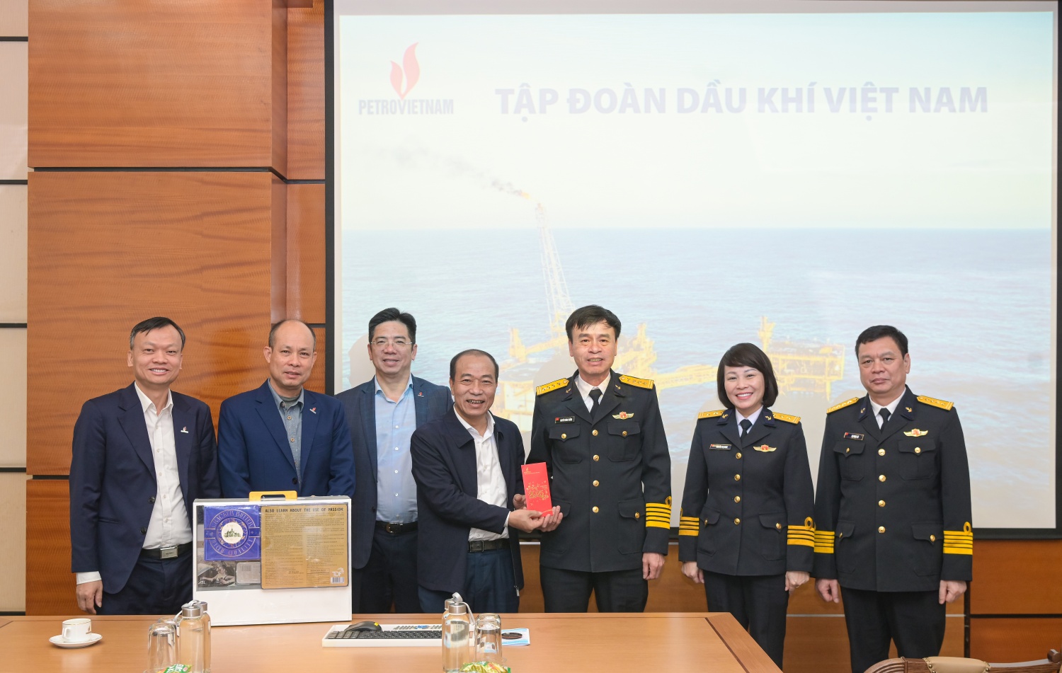 Petrovietnam và Quân chủng Hải quân tăng cường phối hợp, hoàn thành xuất sắc nhiệm vụ xây dựng và bảo vệ Đất nước