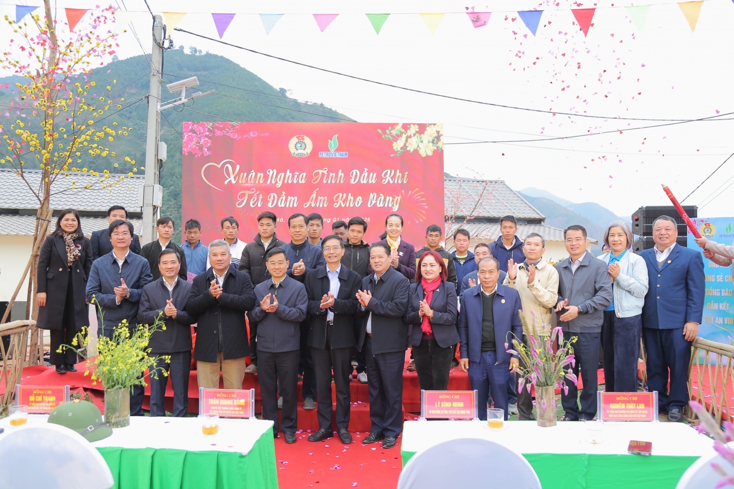 Mong rằng với những món quà thiết thực cùng chương trình mang niềm vui tinh thần sẽ phần nào làm vơi đi những mất mát trong khoảng thời gian trước đây của bà con thôn Kho Vàng để đón một năm mới đầy hân hoan trên mảnh đất tái sinh.