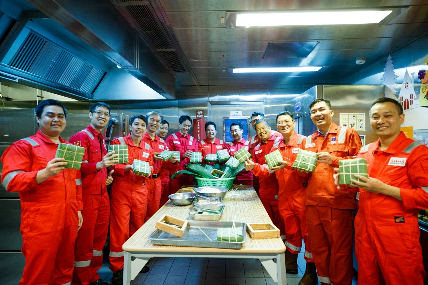 Tổng Giám đốc PVEP Nguyễn Thiện Bảo cùng cùng anh em giàn Sư Tử Vàng CPP gói bánh chưng Tổng Giám đốc PVEP Nguyễn Thiện Bảo cùng cùng anh em giàn Sư Tử Vàng CPP gói bánh chưng