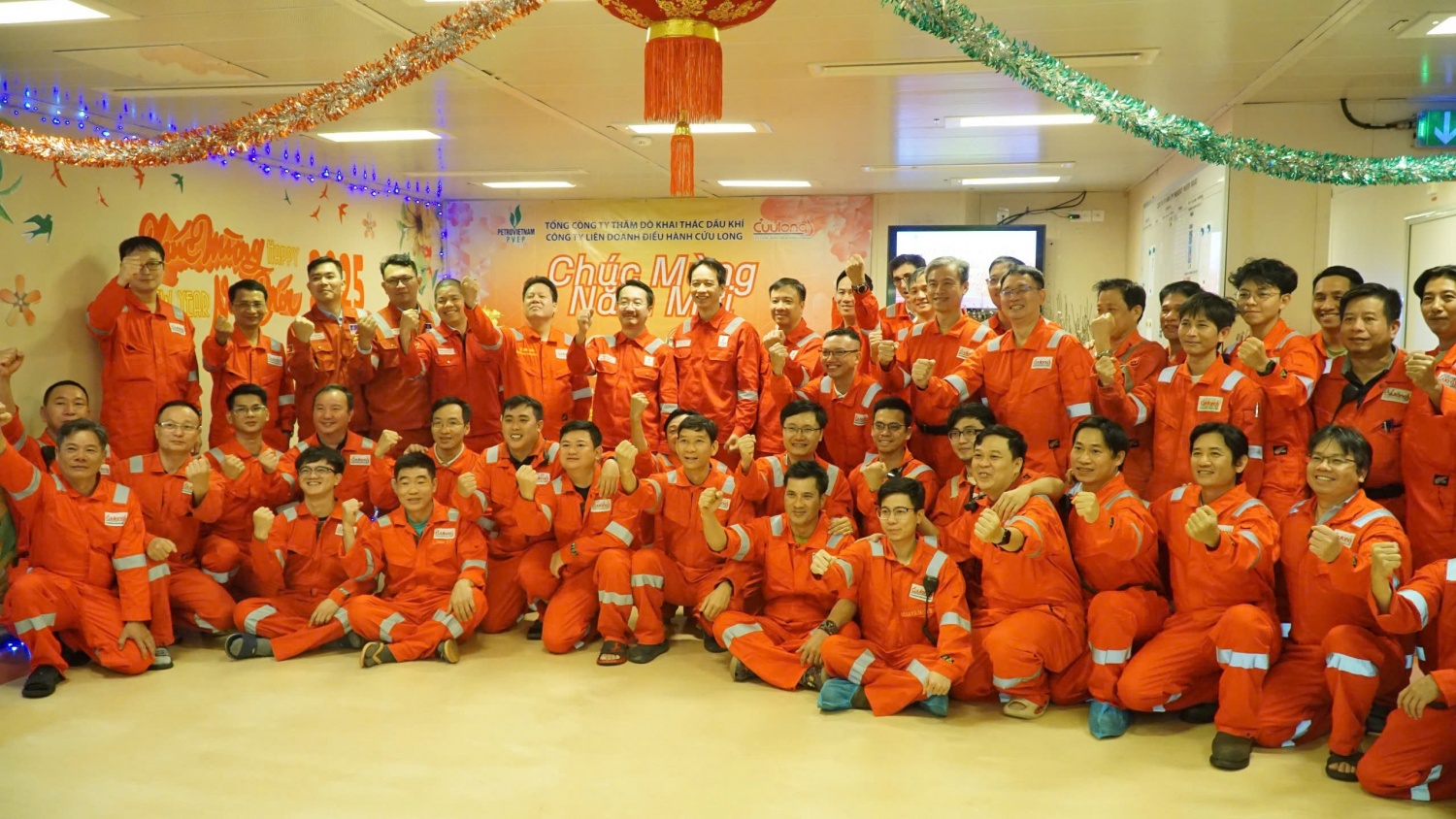 Lãnh đạo PVEP với cán bộ, kỹ sư, CNV trên giàn Sư Tử Vàng CPP Lãnh đạo PVEP với cán bộ, kỹ sư, CNV trên giàn Sư Tử Vàng CPP
