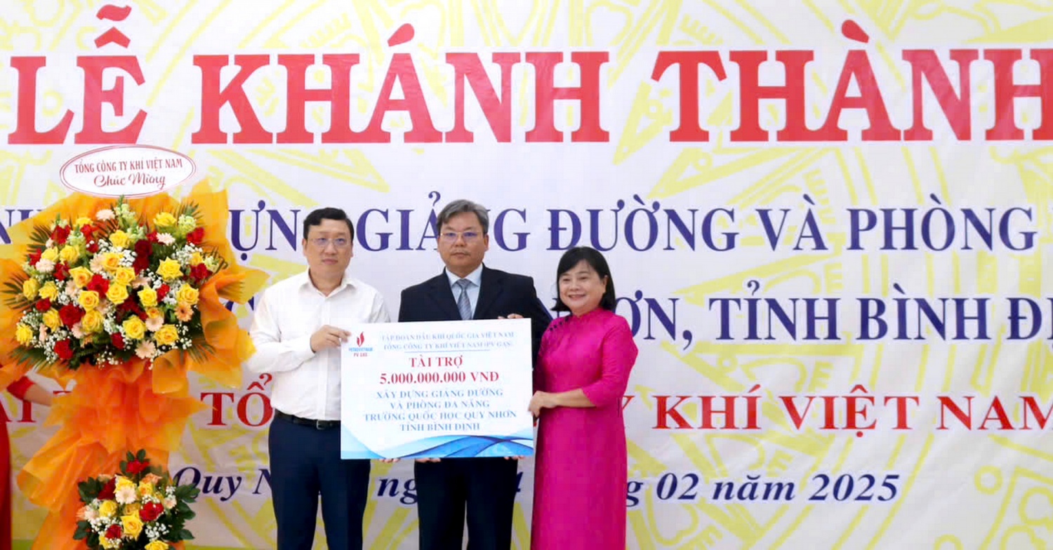 Lãnh đạo PV GAS trao chứng nhận tài trợ cho Sở GĐ&ĐT và trường Quốc học Quy Nhơn Lãnh đạo PV GAS trao chứng nhận tài trợ cho Sở GĐ&ĐT và trường Quốc học Quy Nhơn