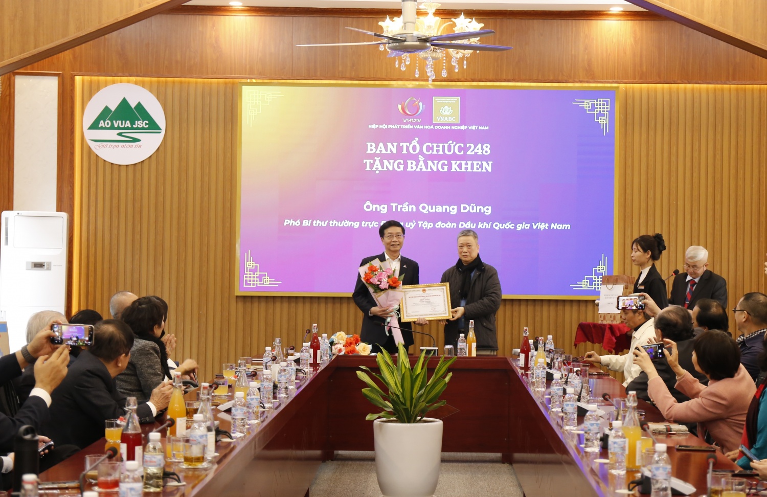 Đồng chí Trần Quang Dũng nhận vinh danh vì những đóng góp xuất sắc trong xây dựng văn hoá doanh nghiệp”