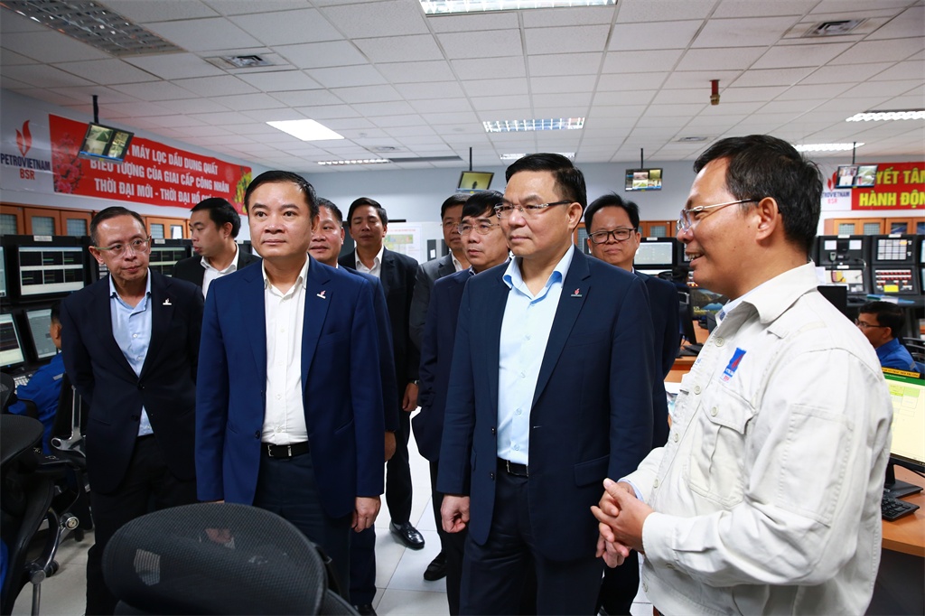 Nhìn lại chặng đường 16 năm ngày xuất bán dòng sản phẩm thương mại đầu tiên của NMLD Dung Quất Nhìn lại chặng đường 16 năm ngày xuất bán dòng sản phẩm thương mại đầu tiên của NMLD Dung Quất
