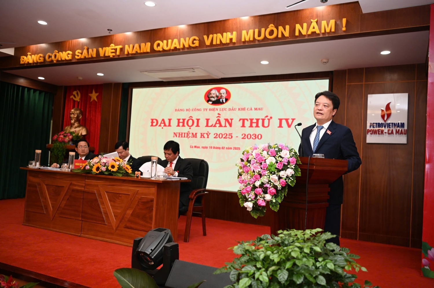 Đồng chí Hoàng Văn Quang - Bí thư Đảng ủy, Chủ tịch Hội đồng Quản trị  Tổng Công ty Điện lực Dầu khí Việt Nam tham dự và chỉ đạo Đại hội.