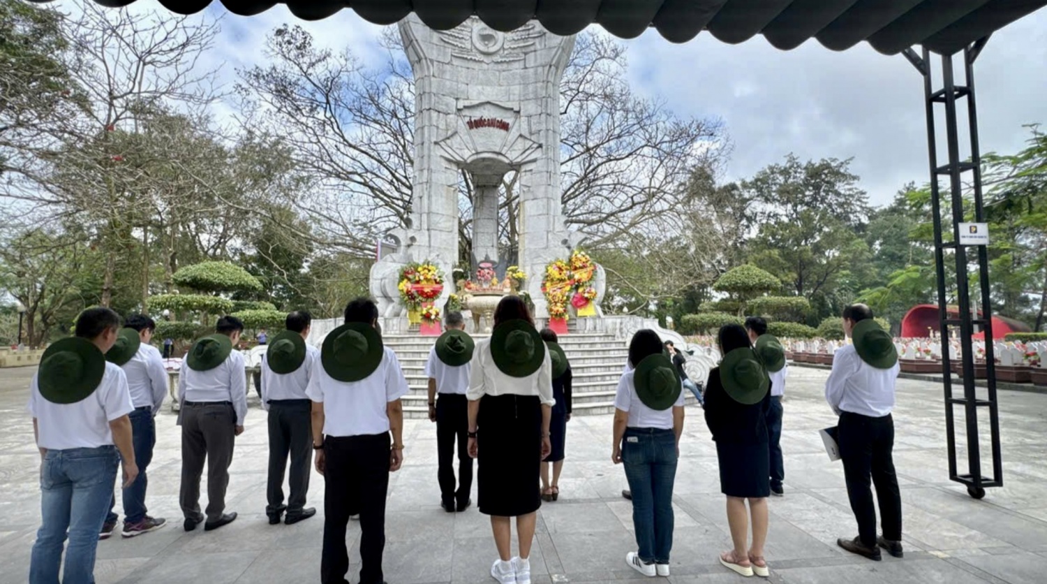 Chi bộ EIC: Lễ kết nạp đảng viên mới đầy ý nghĩa tại Nghĩa trang liệt sĩ Quốc gia Trường Sơn