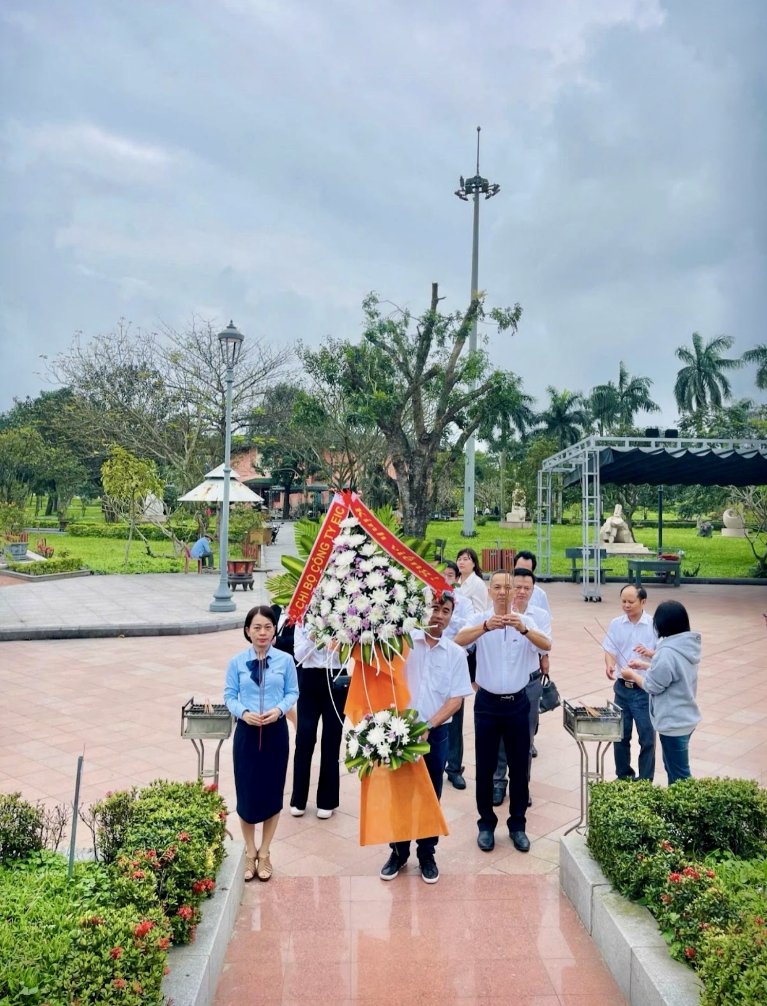 Chi bộ EIC: Lễ kết nạp đảng viên mới đầy ý nghĩa tại Nghĩa trang liệt sĩ Quốc gia Trường Sơn
