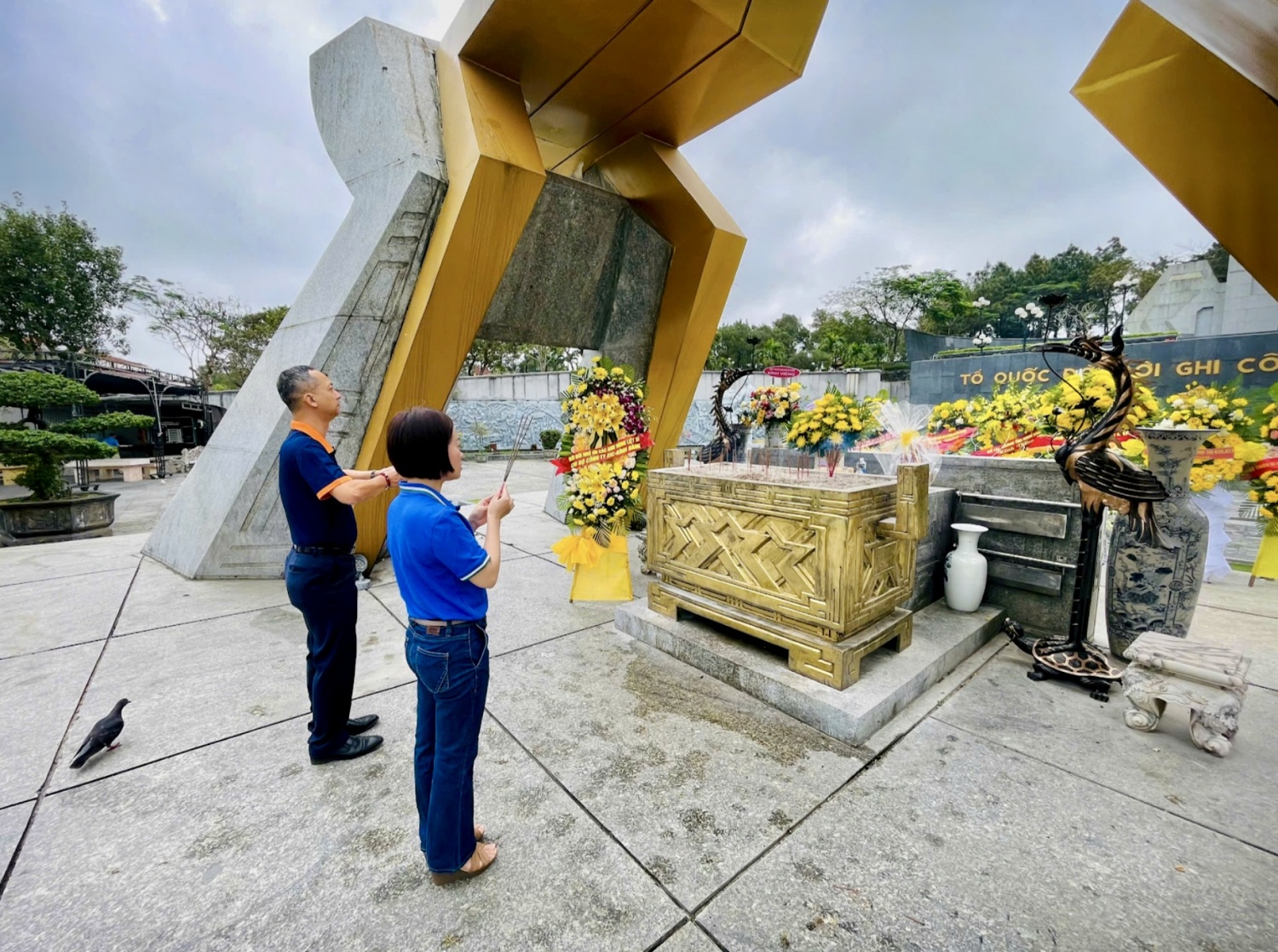 Chi bộ EIC: Lễ kết nạp đảng viên mới đầy ý nghĩa tại Nghĩa trang liệt sĩ Quốc gia Trường Sơn Chi bộ EIC: Lễ kết nạp đảng viên mới đầy ý nghĩa tại Nghĩa trang liệt sĩ Quốc gia Trường Sơn