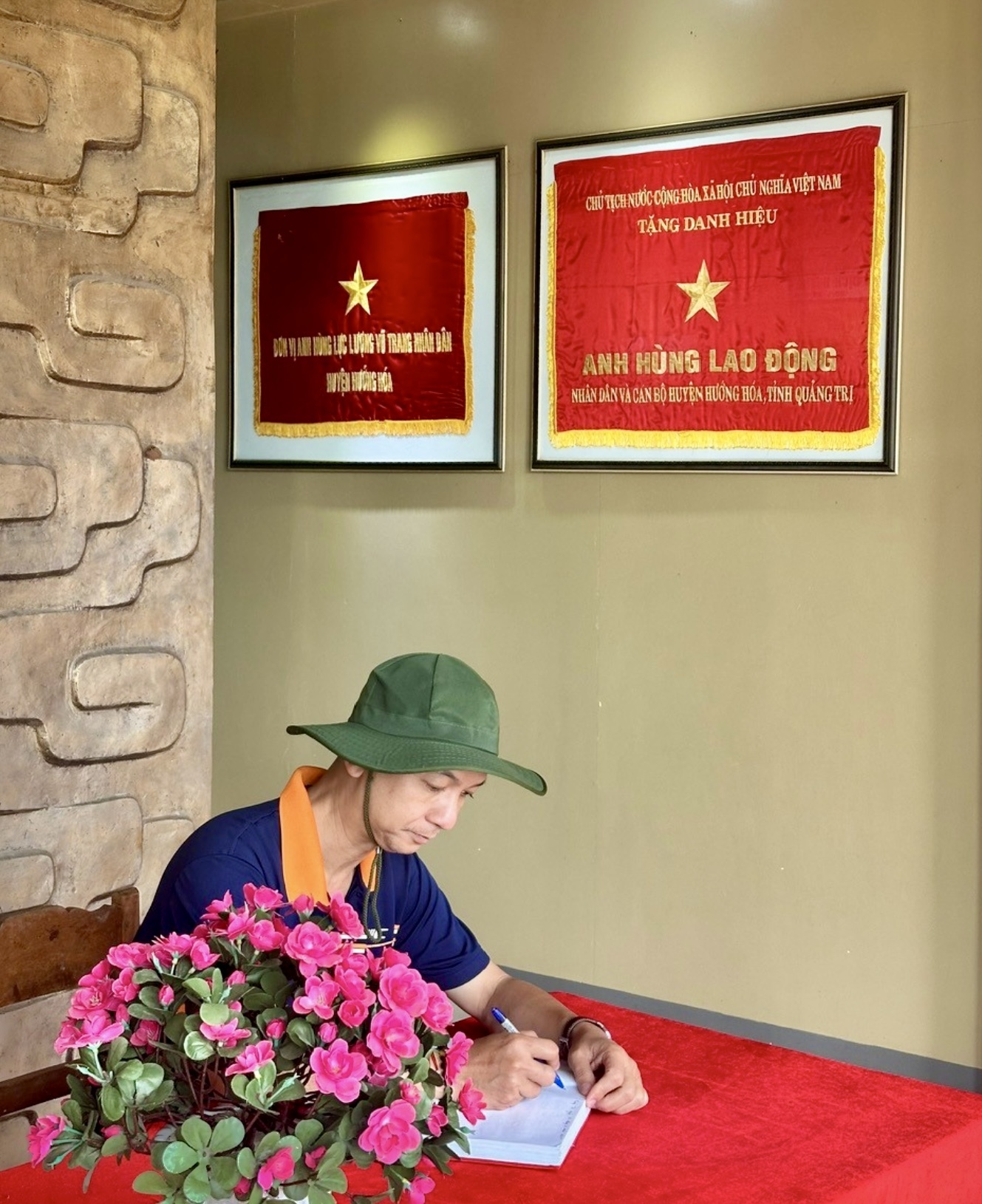Chi bộ EIC: Lễ kết nạp đảng viên mới đầy ý nghĩa tại Nghĩa trang liệt sĩ Quốc gia Trường Sơn