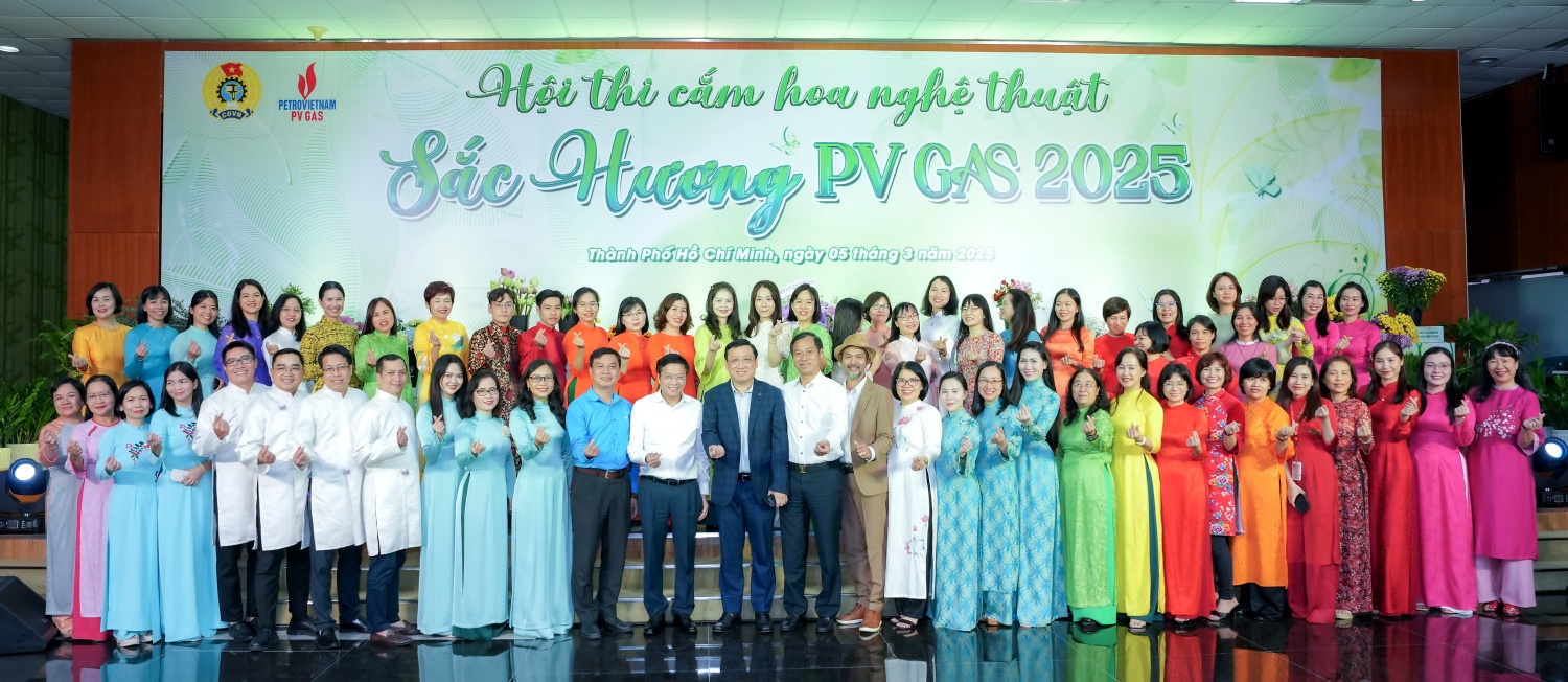 Đại diện lãnh đạo PV GAS chúc mừng Tháng Ba yêu thương và phát triển