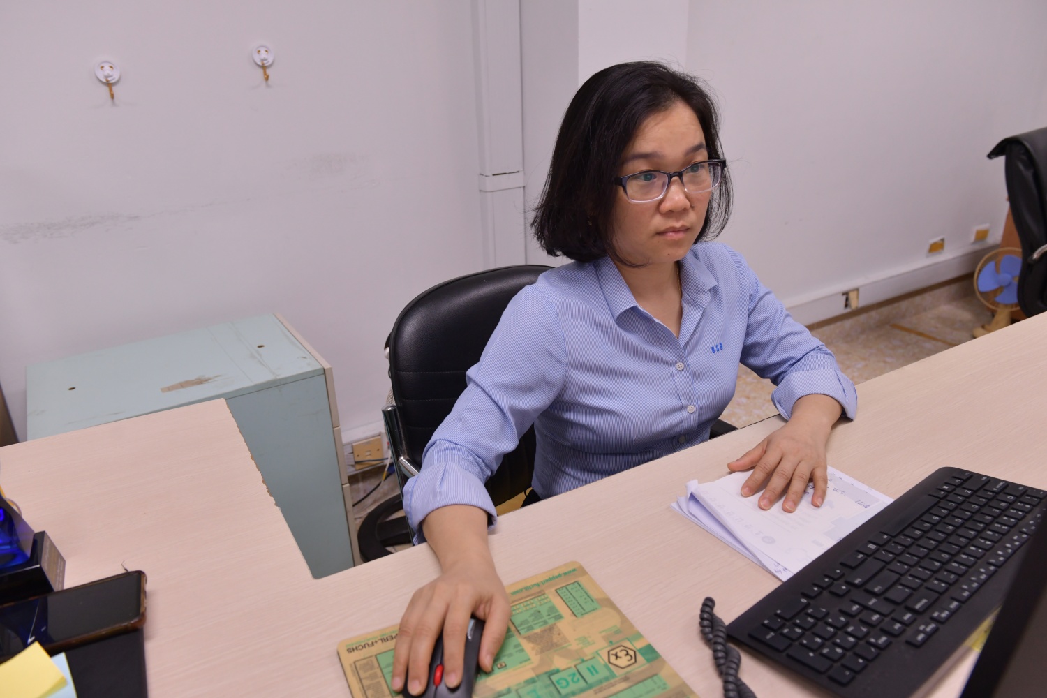 Chị Lê Thị Hiền Giang luôn tận tâm, tỉ mỉ trong từng công việc được giao tại Ban Bảo dưỡng Sửa chữa BSR.