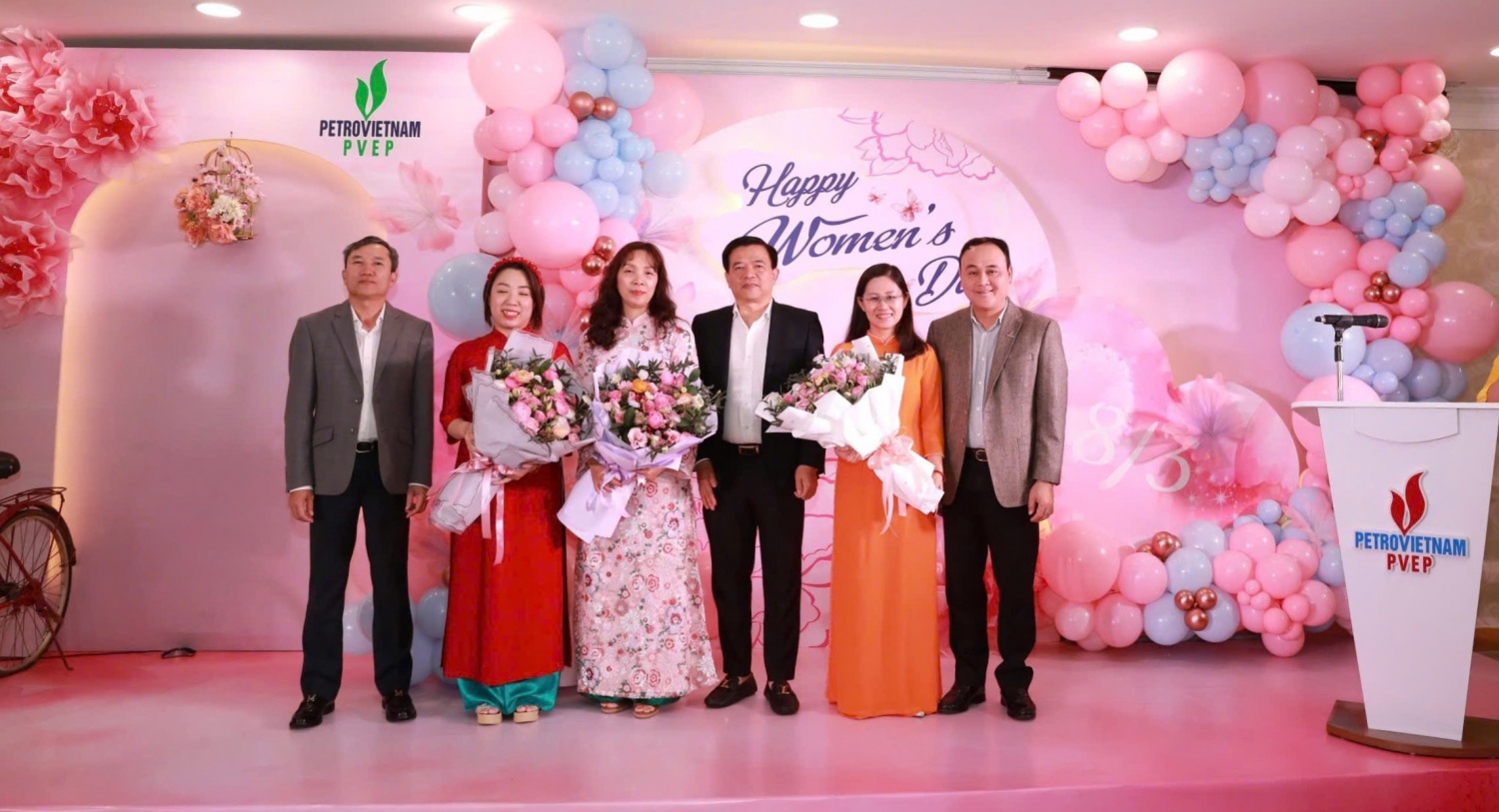 Đại diện lãnh đạo và Công đoàn PVEP đã tặng hoa và quà cho các chị em, thể hiện sự quan tâm và ghi nhận những đóng góp của CBCNV nữ.