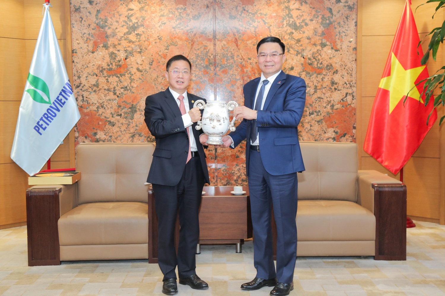Chủ tịch HĐTV Petrovietnam Lê Mạnh Hùng tiếp lãnh đạo Tập đoàn Tư vấn công trình điện lực Trung Quốc (CPECC) Chủ tịch HĐTV Petrovietnam Lê Mạnh Hùng tiếp lãnh đạo Tập đoàn Tư vấn công trình điện lực Trung Quốc (CPECC)