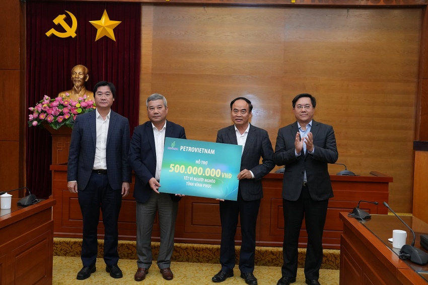 Petrovietnam trao hỗ trợ 500 triệu đồng Petrovietnam trao hỗ trợ 500 triệu đồng