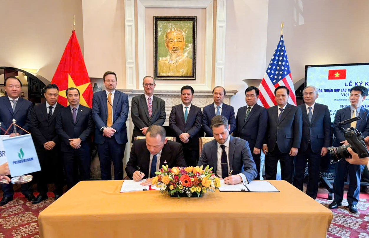 Ông Trần Thái Bảo - Phó Tổng Giám đốc BSR và đại diện lãnh đạo Tập đoàn Kellogg Brown & Root (KBR) ký hợp đồng tư vấn nghiên cứu tiền khả thi nhiên liệu hàng không bền vững (SAF). Ông Trần Thái Bảo - Phó Tổng Giám đốc BSR và đại diện lãnh đạo Tập đoàn Kellogg Brown & Root (KBR) ký hợp đồng tư vấn nghiên cứu tiền khả thi nhiên liệu hàng không bền vững (SAF).