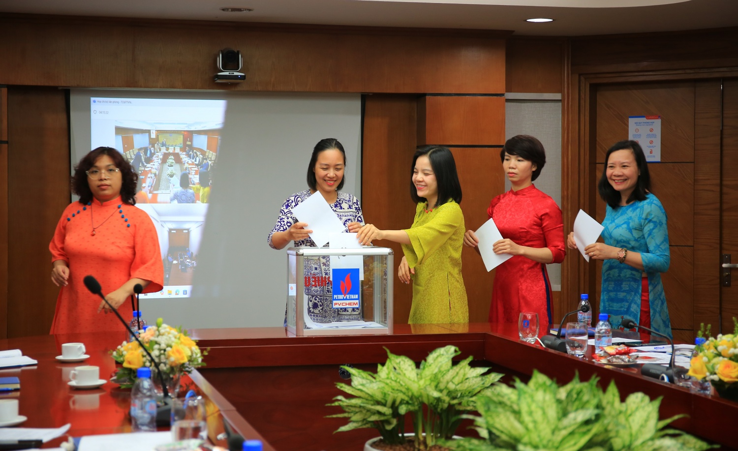 Chi bộ Văn phòng – Ban Tổ chức & Phát triển nguồn Nhân lực PVChem tổ chức thành công Đại hội Chi bộ điểm Nhiệm kỳ 2025-2027 Đại hội Chi bộ điểm của PVChem