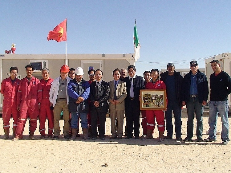 Vietnamese Ambassador to Algeria, Mr. Đỗ Trọng Cương (9th from the left), visits and extends Lunar New Year greetings to PV Drilling employees at the Sahara drilling site (Archive Photo)