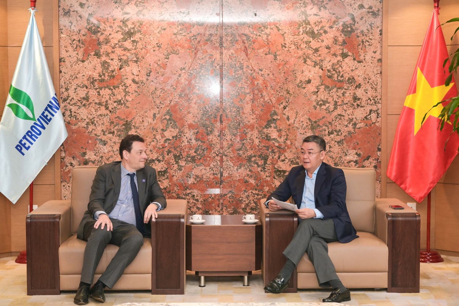 Petrovietnam Enhances Cooperation with Belgian Enterprises in Renewable Energy