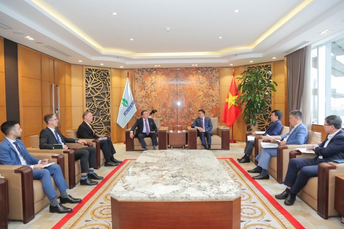 Petrovietnam Enhances Strategic and Sustainable Cooperation with U.S. Partners