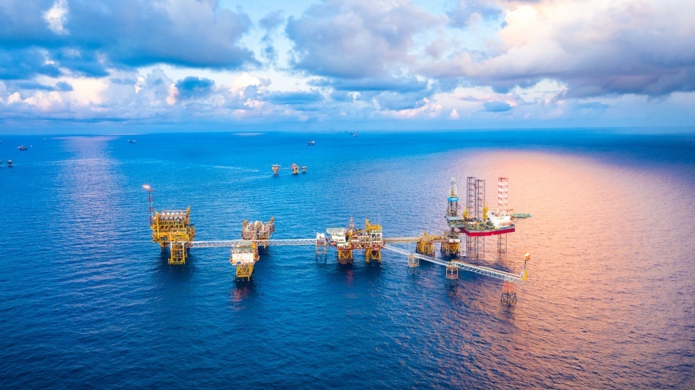 Chùm thơ: “Nửa thế kỷ Petrovietnam thực hiện mong ước Bác Hồ”, “Quên mình cho những giàn khoan”, “Ca đêm””