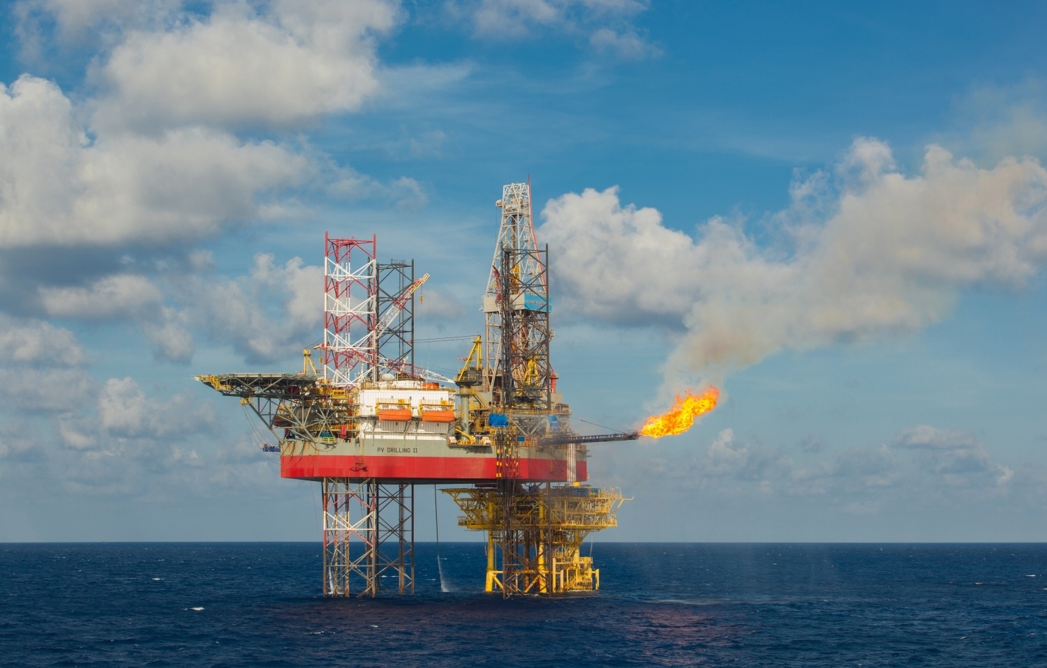 Chùm thơ: “Giữ lửa giữa đại dương”, “Petrovietnam - 50 năm không tắt lửa”, “Năm mươi năm - ngọn lửa còn nguyên””