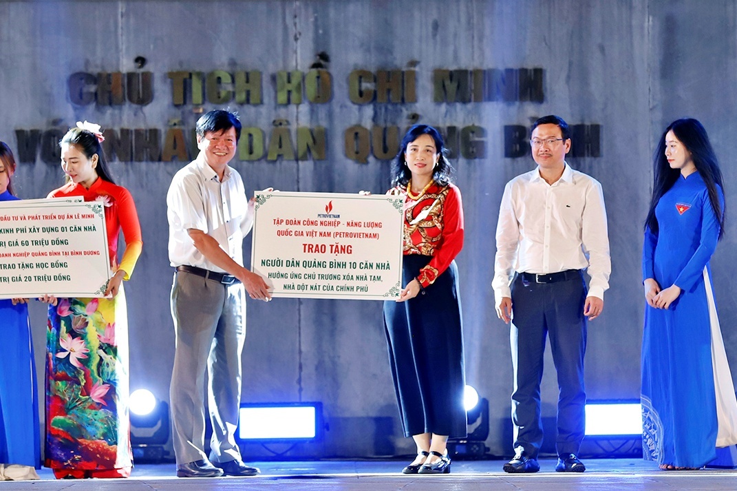 Petrovietnam trao tặng 10 căn nhà tình nghĩa nhân Tuần lễ Biển và Hải đảo Việt Nam 2025”
