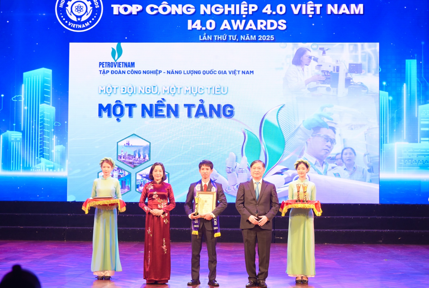 Petrovietnam được vinh danh Top 10 Doanh nghiệp Công nghiệp 4.0 Việt Nam năm 2025”