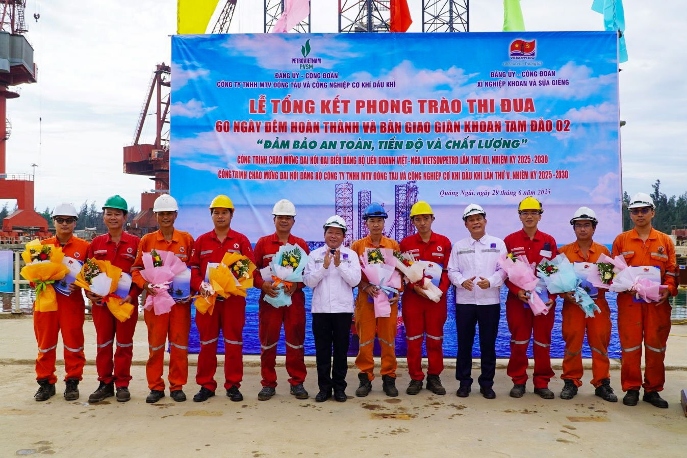 Đảng ủy - Công đoàn PVSM và Vietsovpetro gắn biển công trình Chào mừng Đại hội Đảng bộ trên Giàn Tam Đảo 02”