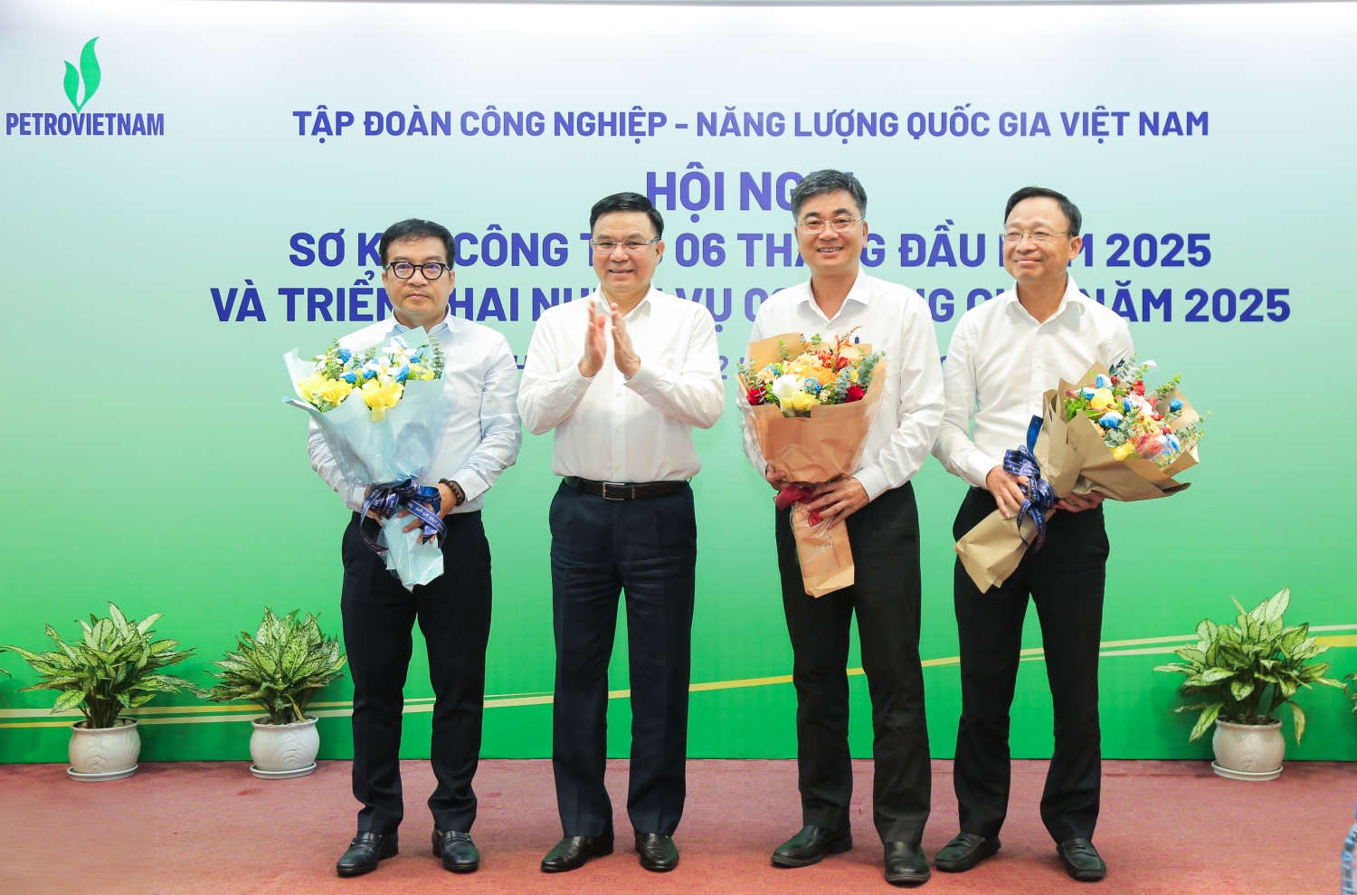 Petrovietnam biểu dương các đơn vị xuất sắc trong sản xuất kinh doanh 6 tháng đầu năm
