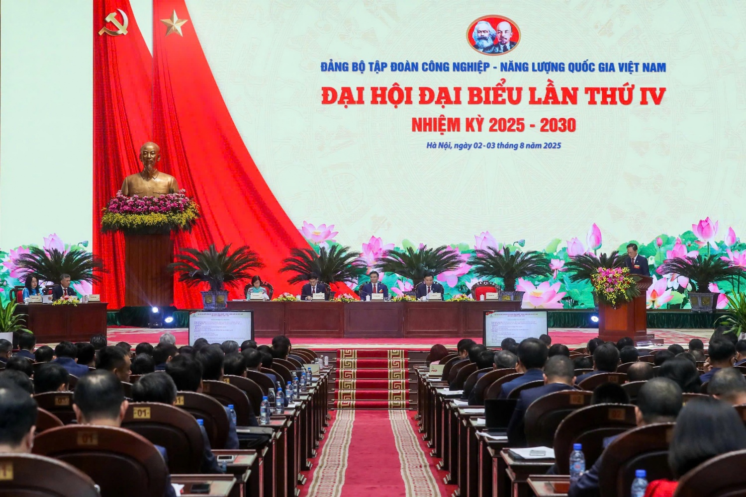 Khẳng định vai trò của Đảng trong kiến tạo và dẫn dắt sự phát triển của Petrovietnam”