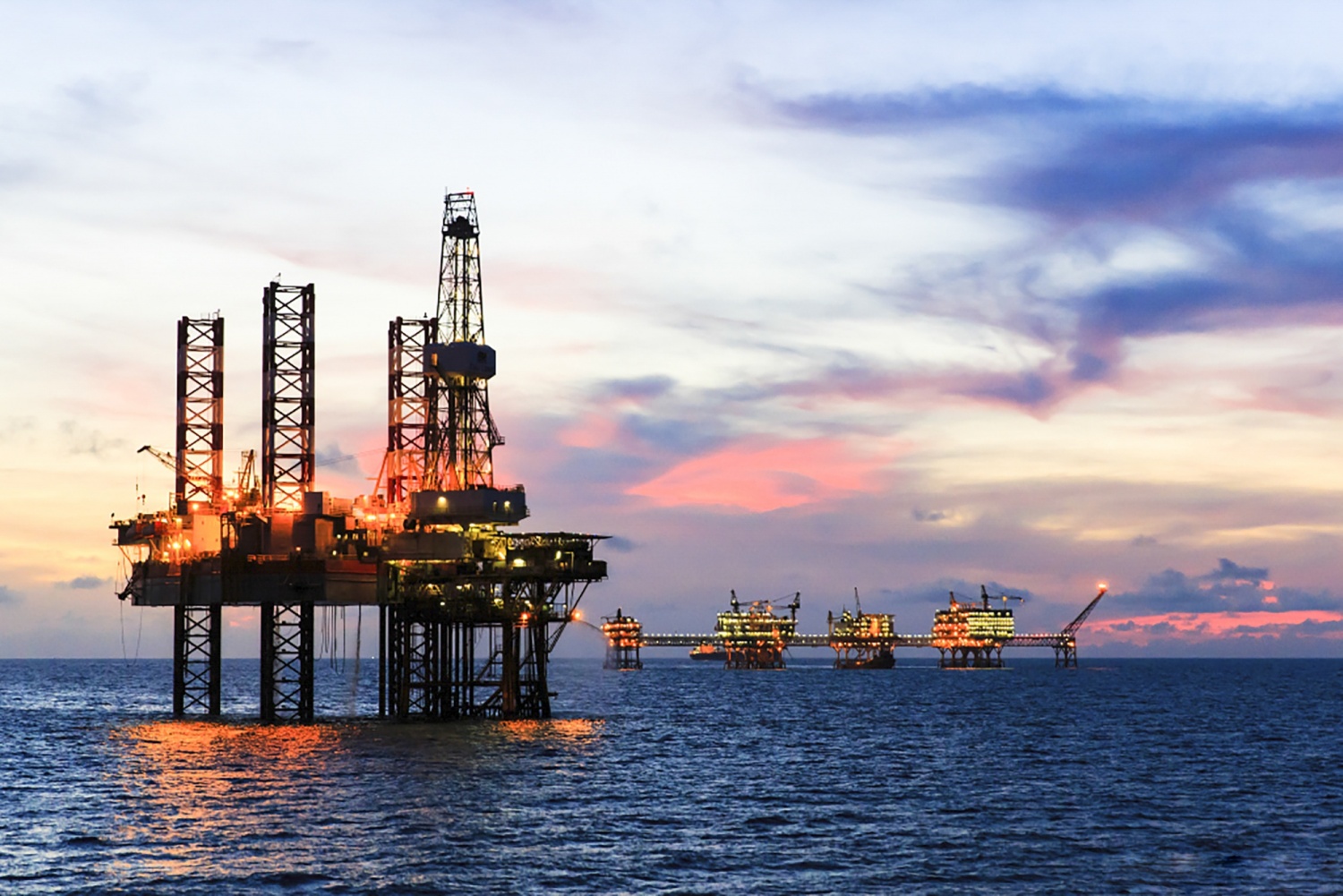 Xu hướng chuyển dịch năng lượng trong lĩnh vực dầu khí: Cơ hội và định hướng cho Petrovietnam”
