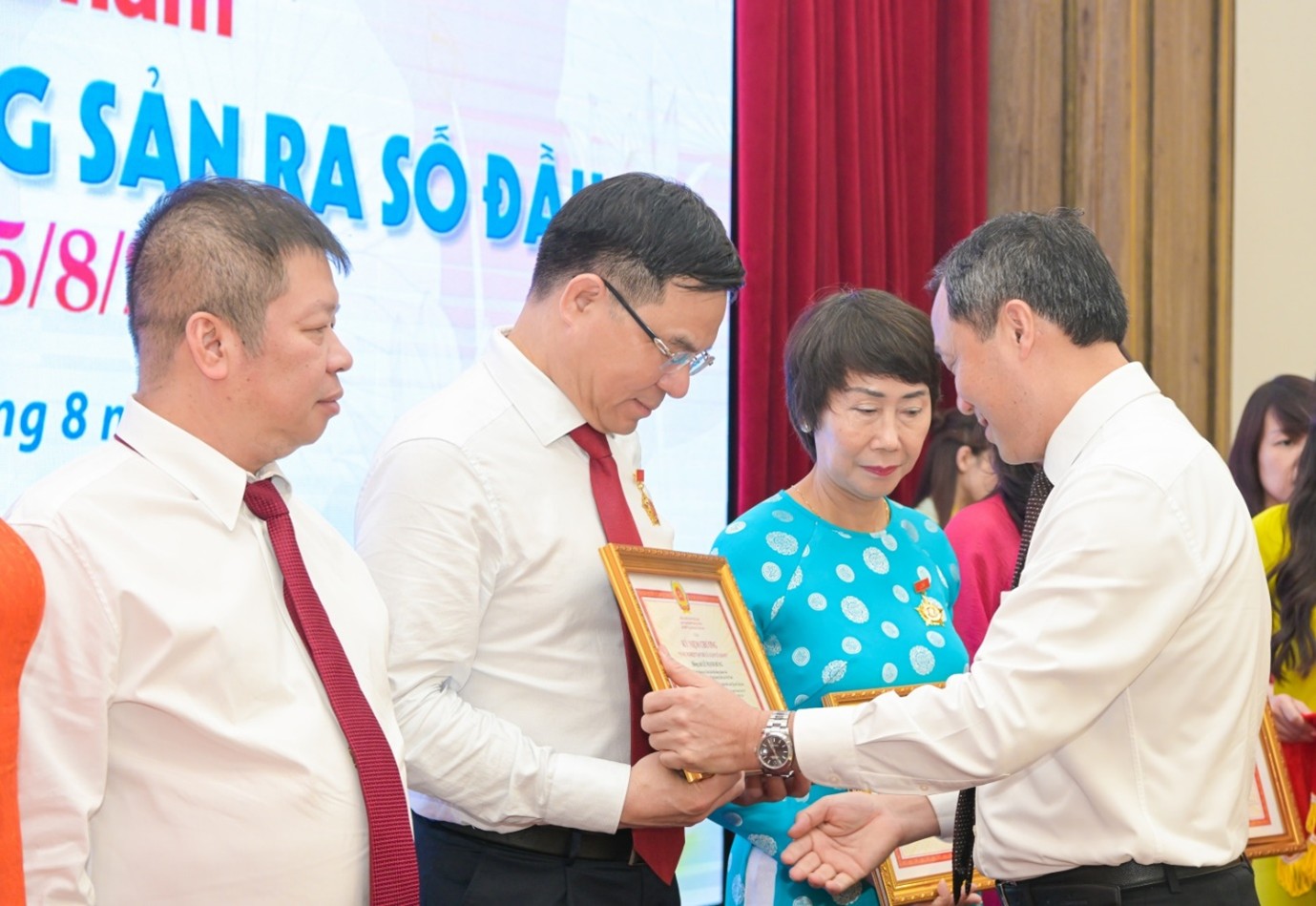 Chủ tịch HĐTV Petrovietnam Lê Mạnh Hùng được vinh danh với nhiều đóng góp cho Tạp chí Cộng sản”
