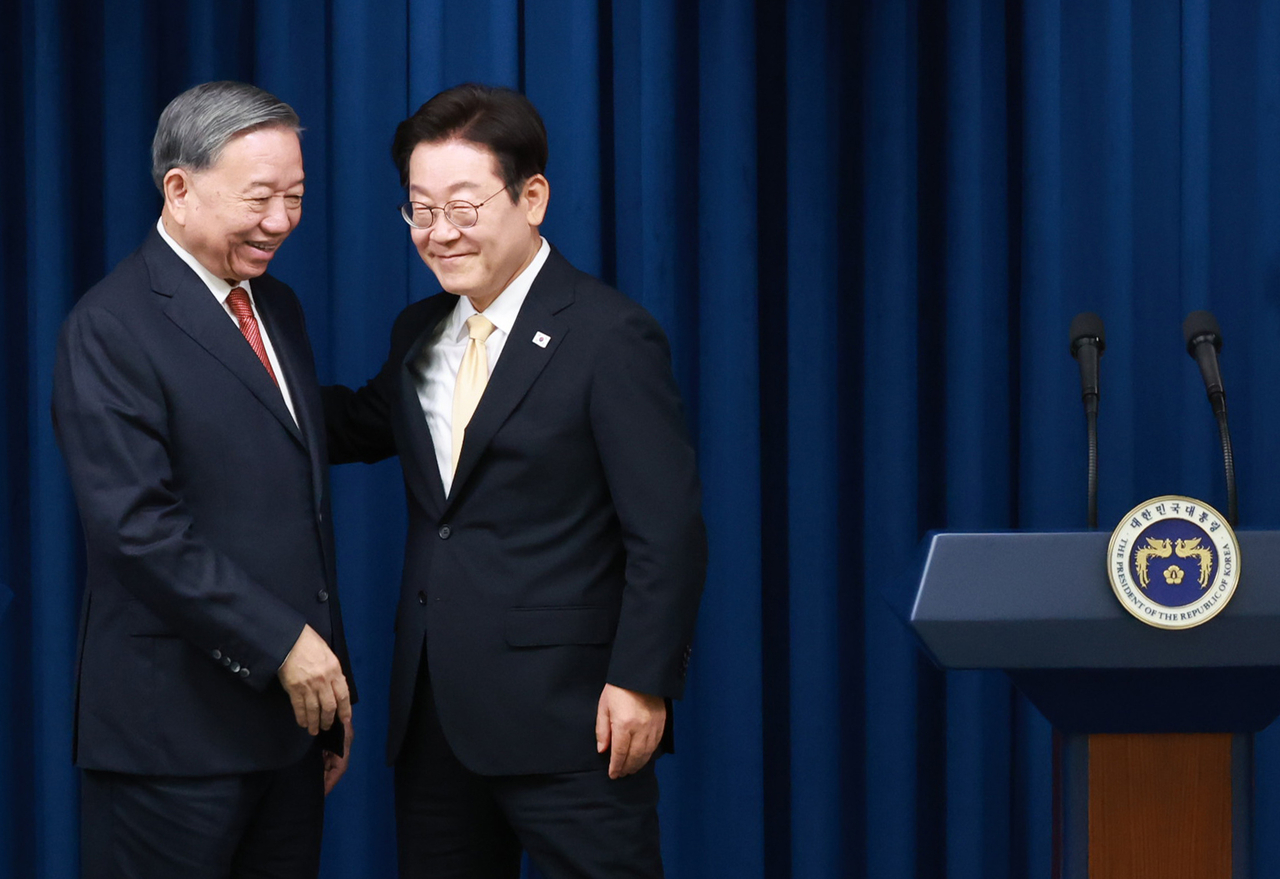 Korea, Vietnam agree to nurture ties in nuclear power, high-speed rail