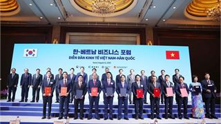 Vietnamese, Korean leaders witness exchange of major cooperation documents