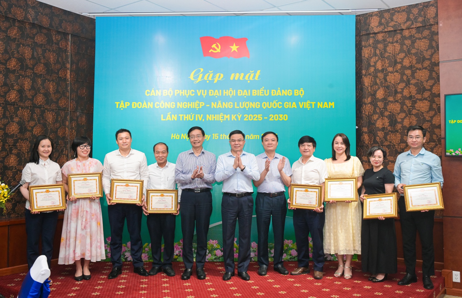Petrovietnam khen thưởng các tập thể xuất sắc trong công tác tổ chức Đại hội Đảng bộ Tập đoàn lần thứ IV, nhiệm kỳ 2025-2030”