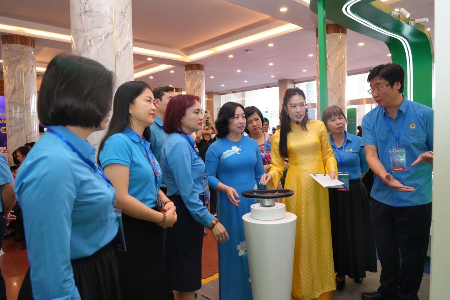 Gian trưng bày công trình của Petrovietnam thu hút đông đảo người tham quan