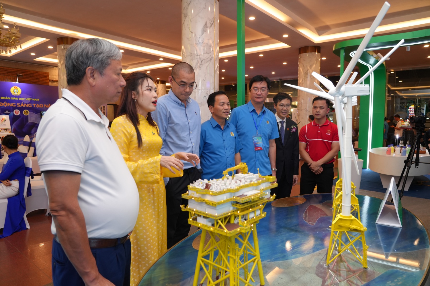 Gian trưng bày công trình của Petrovietnam thu hút đông đảo người tham quan