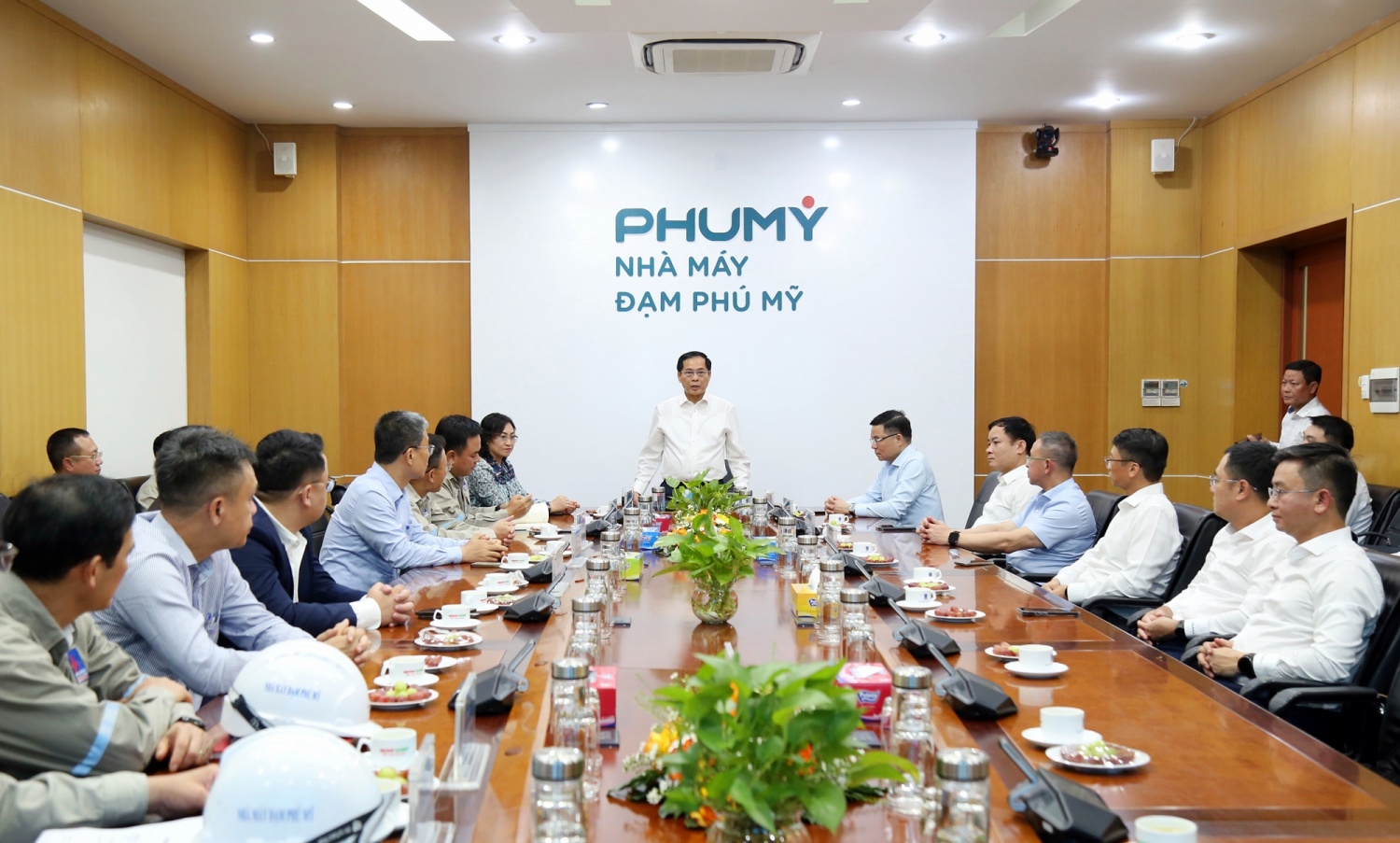 Phó Thủ tướng Bùi Thanh Sơn thăm và làm việc tại Nhà máy Đạm Phú Mỹ”