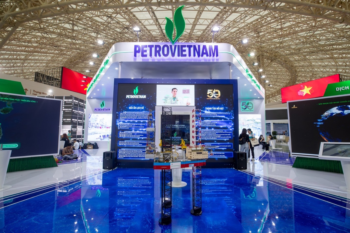 Chiêm ngưỡng gian trưng bày của Petrovietnam tại Triển lãm thành tựu Đất nước 2025”