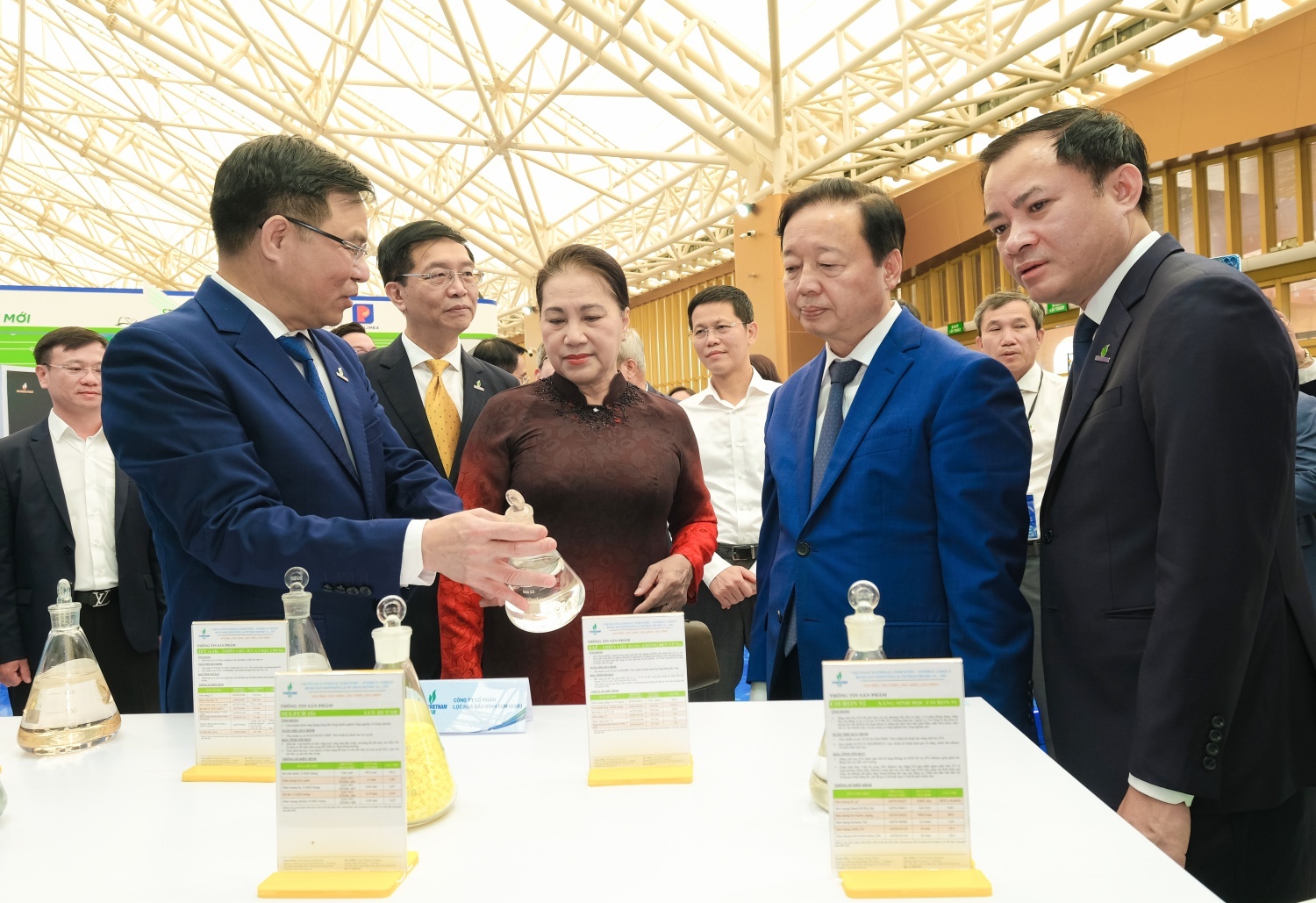 Lãnh đạo Đảng và Nhà nước tham quan gian trưng bày của Petrovietnam tại Triển lãm 80 năm thành tựu đất nước”