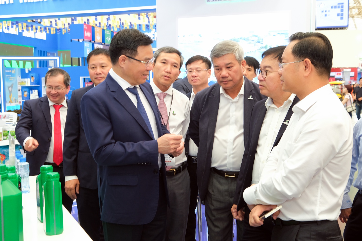 Chủ tịch HĐTV Petrovietnam Lê Mạnh Hùng kiểm tra gian trưng bày tại Triển lãm 80 năm thành tựu đất nước”