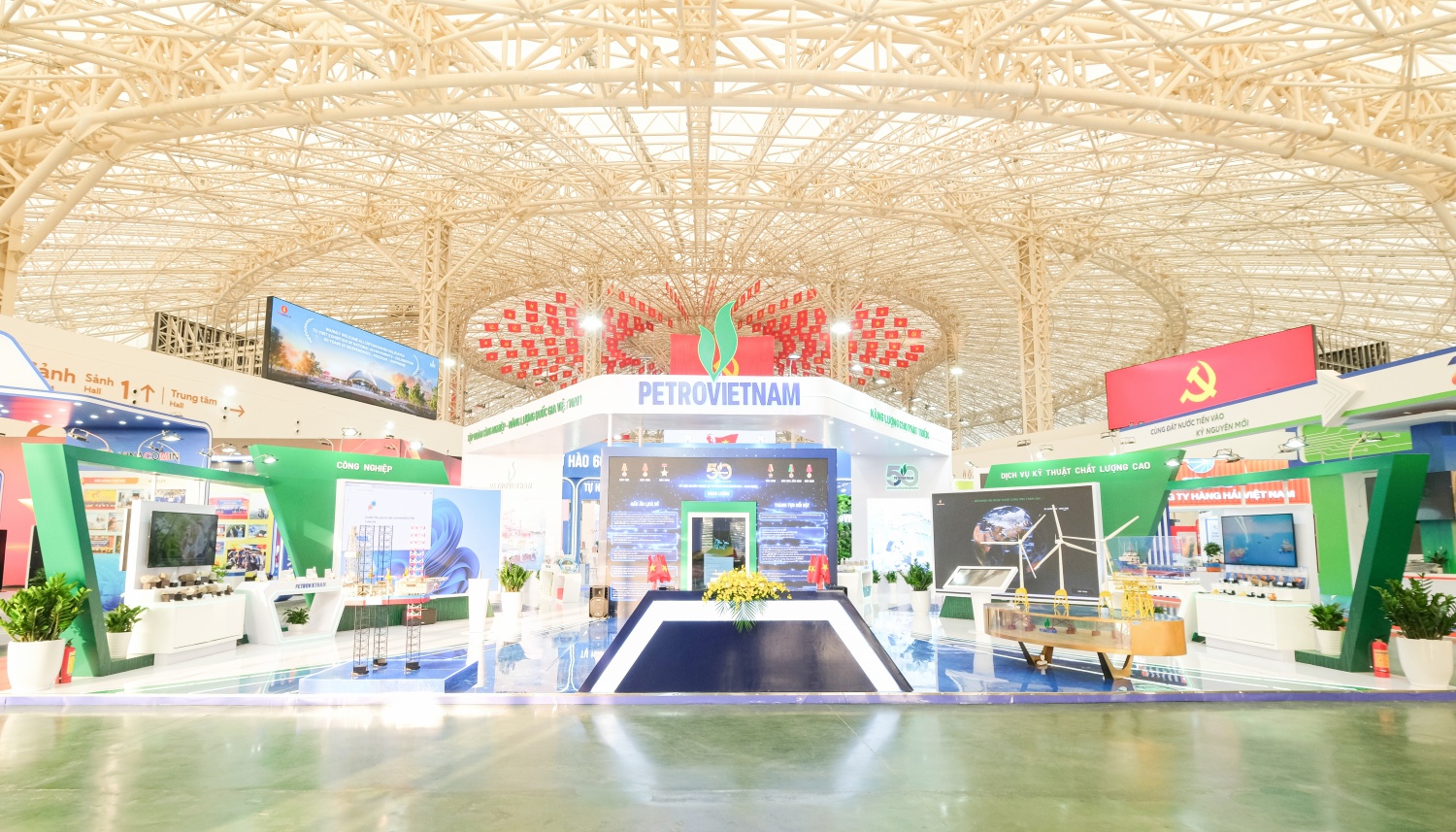 [Chùm ảnh] Gian trưng bày ấn tượng của Petrovietnam tại Triển lãm Thành tựu đất nước”