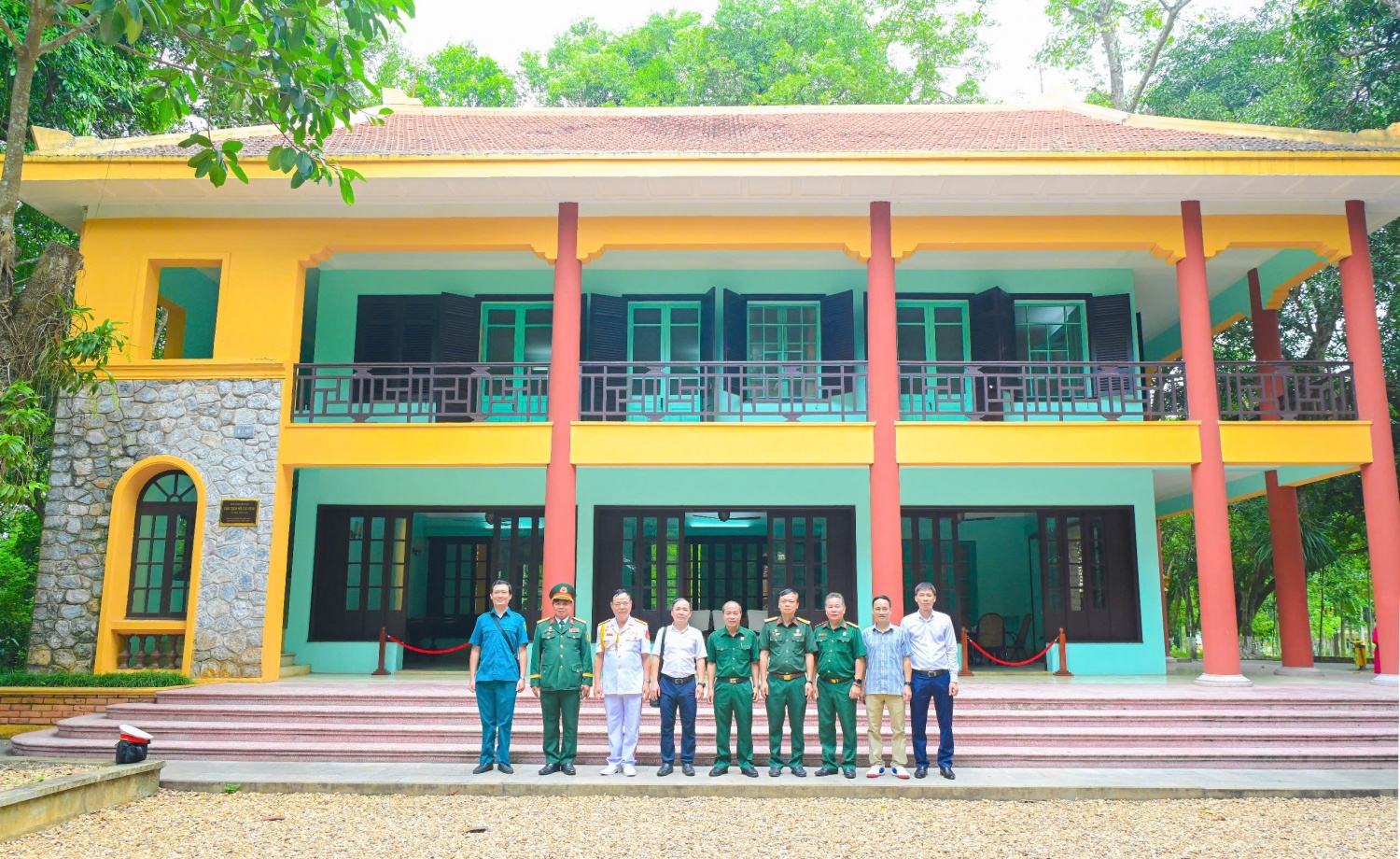 [Chùm ảnh] Hội CCB Petrovietnam dâng hương tại Khu di tích K9 Đá Chông và trao quà cho nạn nhân chất độc da cam”