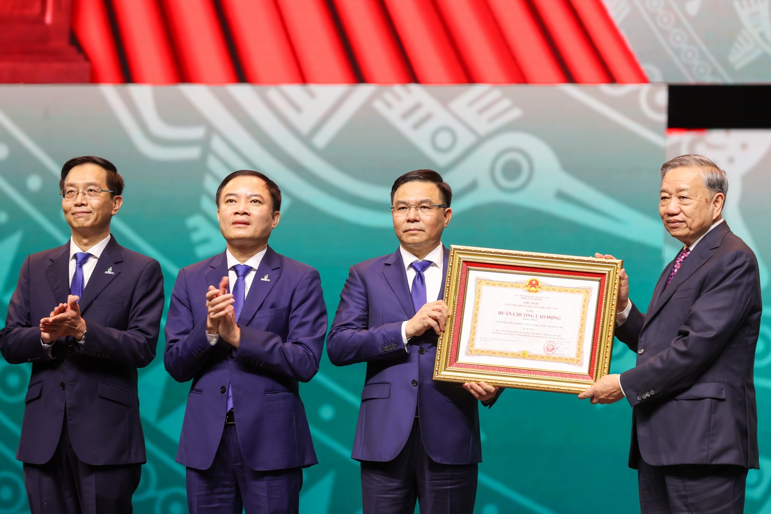 Tổng Bí thư dự Lễ kỷ niệm 50 năm ngày thành lập Petrovietnam”