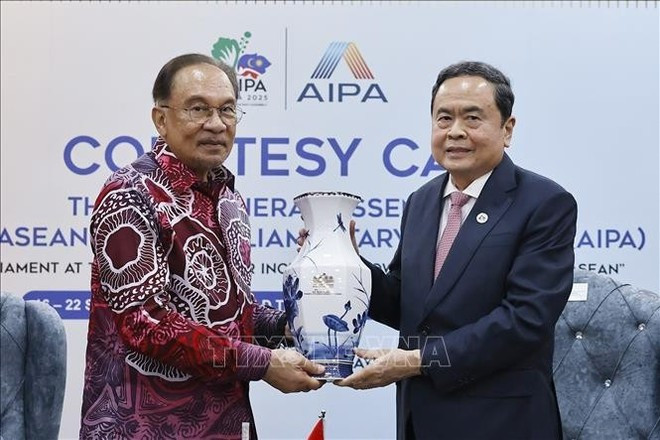 Vietnamese NA Chairman meets with Malaysian PM in Kuala Lumpur