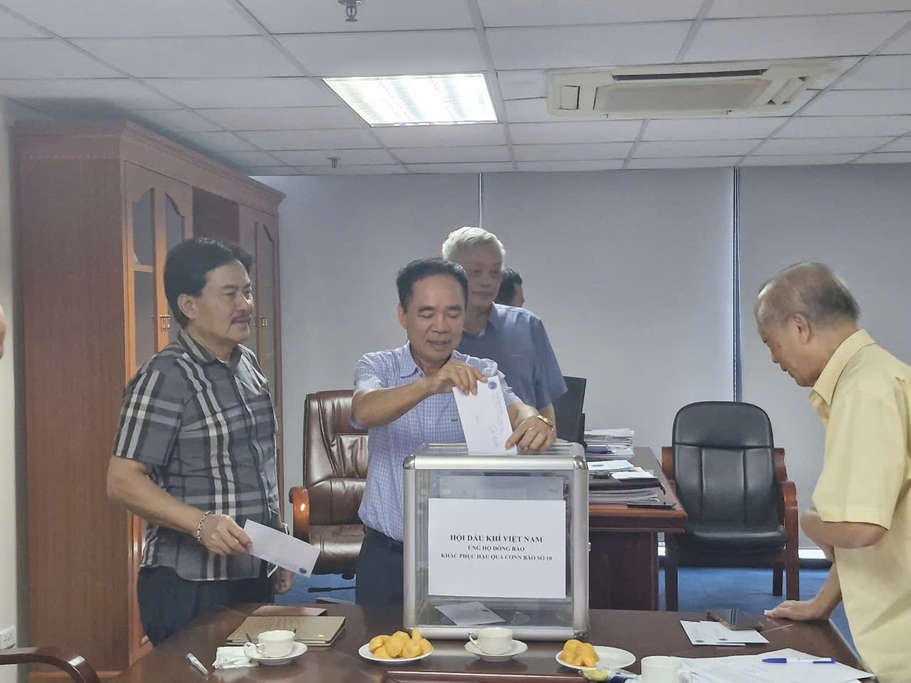 Hội Dầu khí Việt Nam ủng hộ đồng bào các địa phương chịu thiệt hại nặng nề do bão số 10”