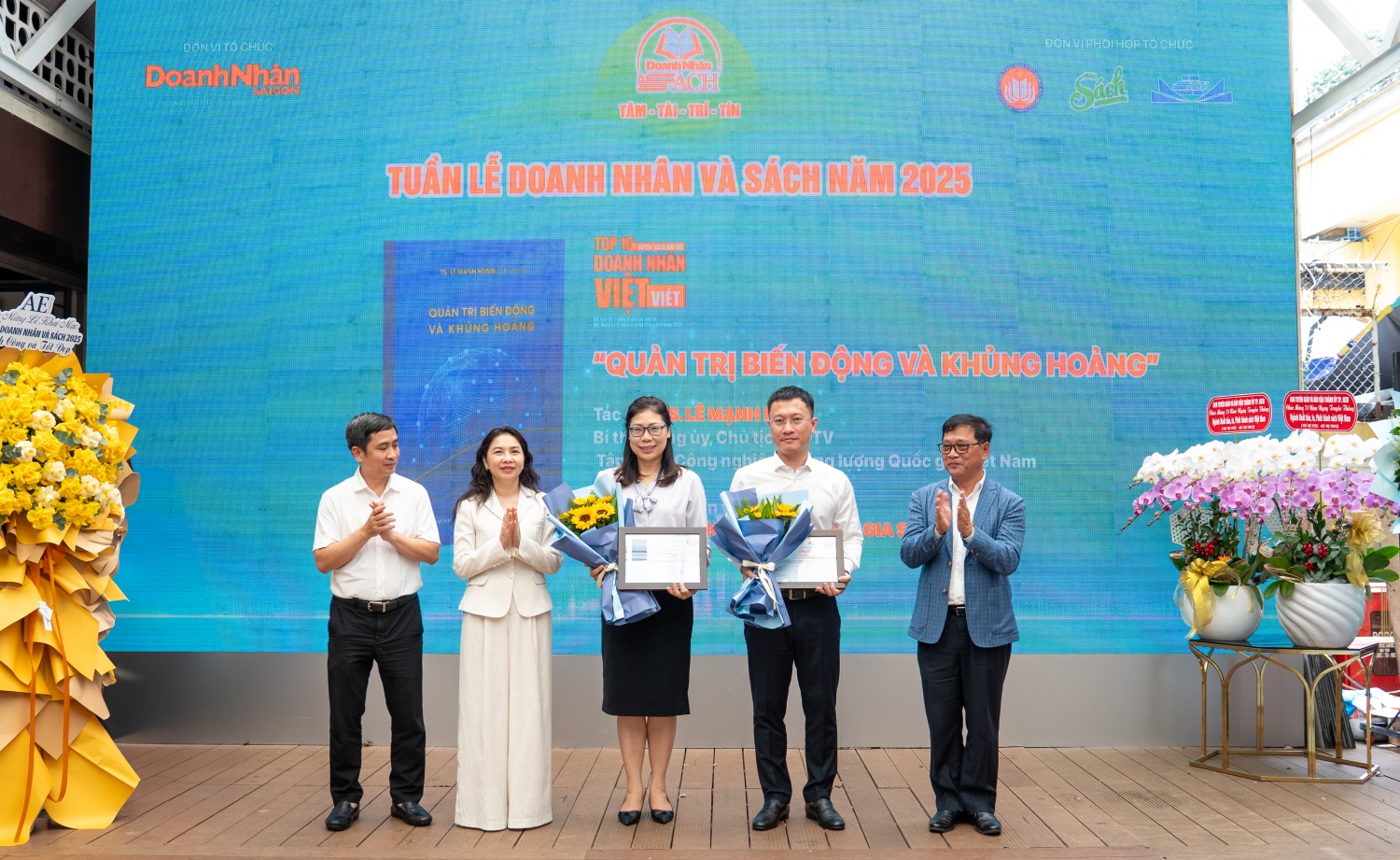 Sách “Quản trị Biến động và Khủng hoảng” được vinh danh tại Tuần lễ Doanh nhân và Sách năm 2025”
