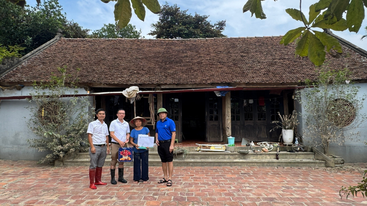 PVEP hỗ trợ nhân dân, thăm hỏi gia đình CBCNV bị ảnh hưởng bởi mưa lũ tại xã Trung Giã (Hà Nội)”